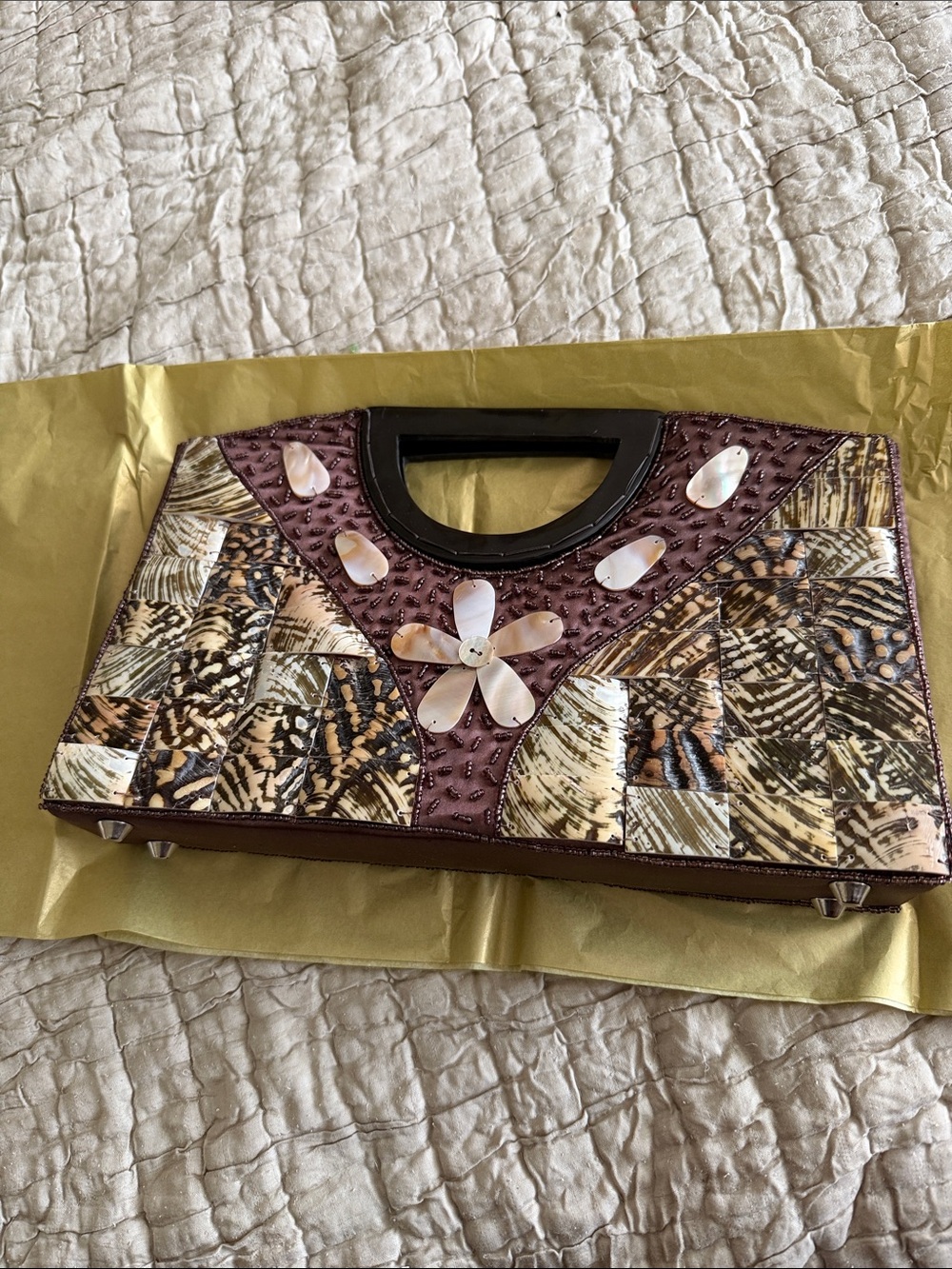 Beautiful shell purse beaded cream flowers I. the center front and back